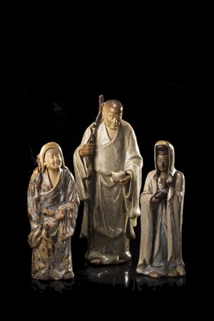 Tre figure in gres invetriato, raffiguranti monaci con lunghe vesti color...