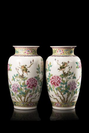 Coppia di vasetti in porcellana decorata con smalti della Famiglia Rosa con...