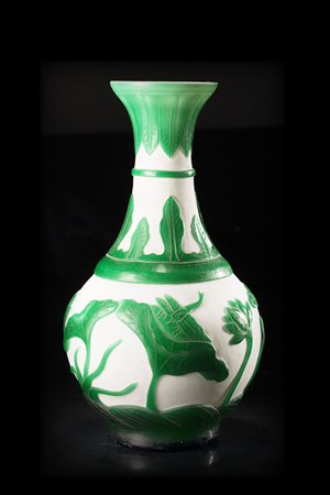 Vaso a bottiglia in vaso di Pechino decorato in verde su fondo bianco con...