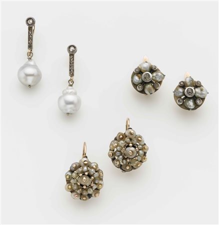 Lotto composto da tre paia di orecchini in oro rosso, argento, perle e...