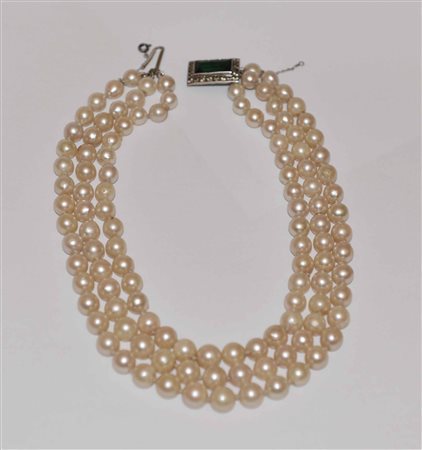 Collana di tre fili di perle coltivate bianche sfumatura crema mm 8/8,50 con...