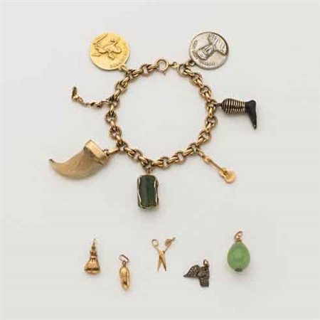 Bracciale in oro giallo con sei charms attaccatti e cinque sciolti, tutti in...