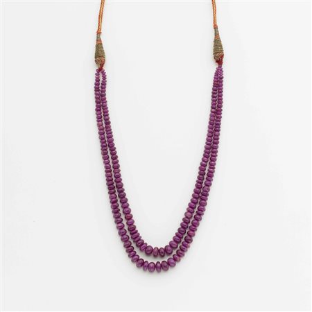 Due fili scalati di boules schiacciate in rubino g. 35,70 Two strands of ruby...