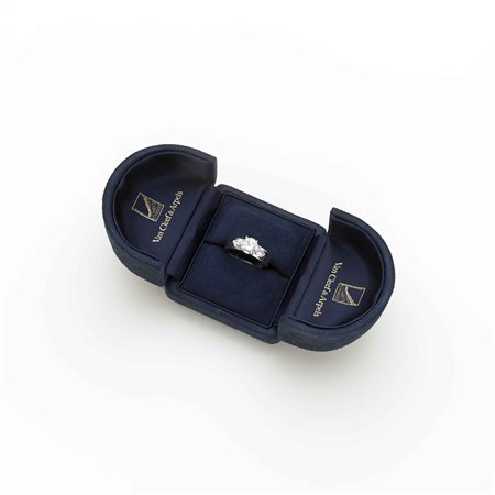 VAN CLEEF & ARPELS Anello in platino con diamante centrale rotondo taglio a...