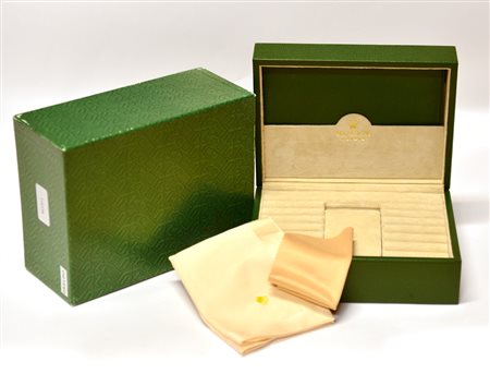 ROLEX Custodia portaorologio in pelle laccato verde con dettagli in ottone....