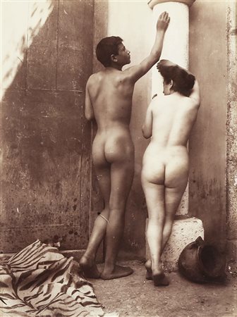 VON GLOEDEN WILHELM (1856 - 1931) Due nudi di schiena. . 1902. Stampa...