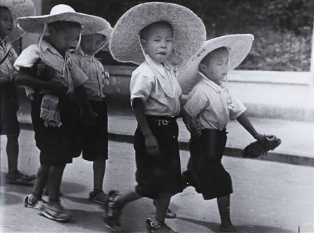 CAPA ROBERT (1913 - 1954) Chinese War Orphans. 1938. Stampa alla gelatina...