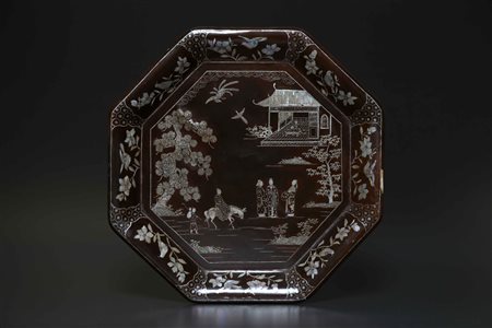 Arte Cinese Vassoio in lacca intarsiato in madreperla Cina, XIX secolo. . Cm...
