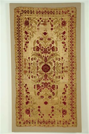 Arte Islamica Tessuto color crema con ricami in velluto rosso Turchia, XVIII...