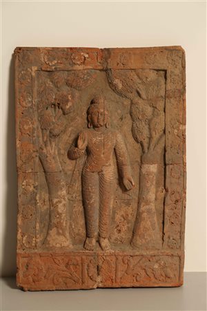 Arte Indiana Placca in terracotta raffigurante Buddha stante India,...