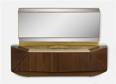 Imponente credenza con specchiera. Corpo impiallacciato e lastronato in...