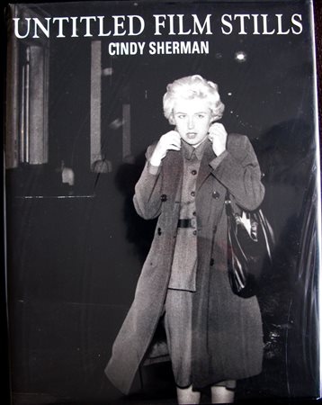 SHERMAN CINDY (n. 1954) Jonathan Cape, London, 1990. Edizione originale. 40...