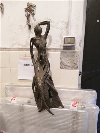 BOMBARDIERI REMO (n. 1936) Figura. Scultura. Cm 21,00 x 64,00 x 24,00.