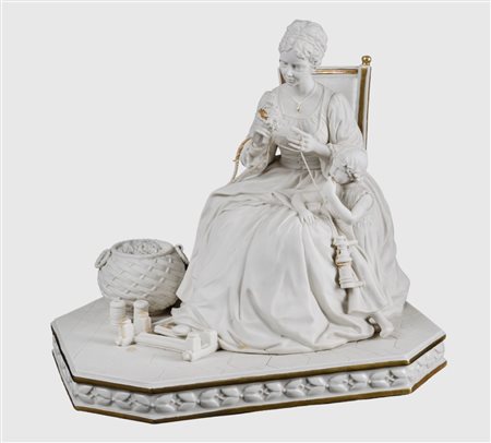 SCULTURA in biscuit Capodimonte raffigurante "filatrice con figlia". XX...