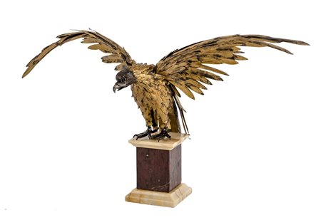 SCULTURA in bronzo dorato e brunito raffigurante "rapace" con base in marmo....