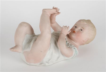 SCULTURA in biscuit raffigurante "bambino". Italia primi '900 Misure: h cm 26