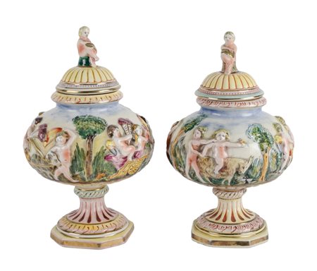 COPPIA POTICHE in ceramica Capodimonte smaltata e decorata con putti a...