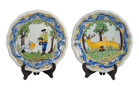 COPPIA PIATTI in ceramica smaltata e decorata raffigurante "scene di caccia"....