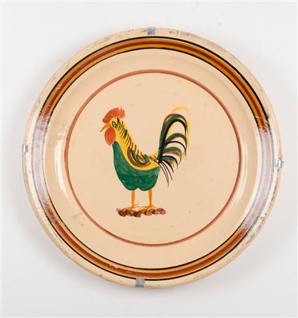 PIATTO in ceramica smaltata e decorata raffigurante "gallo". Sicilia fine...