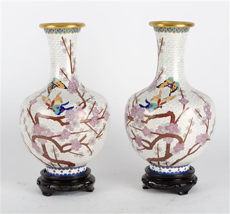 COPPIA VASI in cloisonnet con basi in legno. Cina XX secolo Misure: h cm 34,5