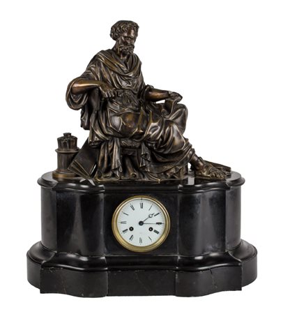 OROLOGIO in marmo nero con scultura in bronzo sovrastante raffigurante...