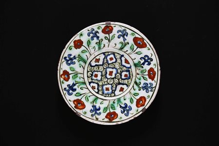 Arte Islamica Piatto Iznik decorato con griglia floreale Turchia, XVII secolo...