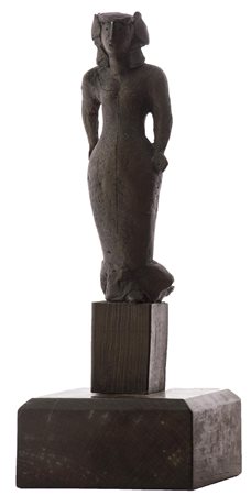 Richard Hess (Berlino 1937) Figura di donna Bronzo, cm. 25x7x5, su base di...