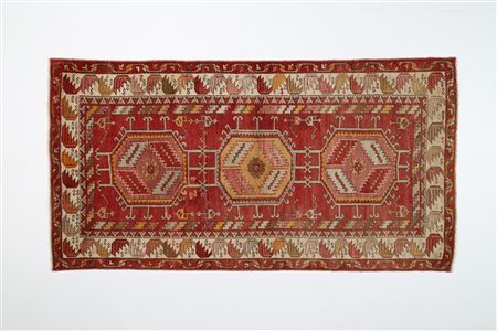 KONYA Tappeto orientale. Anatolia. 1950. Lana e cotone. Cm 114,00 x 216,00....