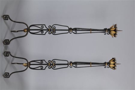 Coppia di torciere in ferro brunito e dorato,fine sec. XVIII