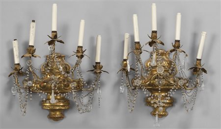 Coppia di apliques Luigi XVI a 5 luci , ricostruite in legno intagliato e...