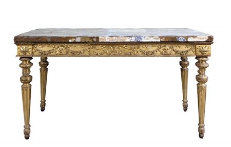Coppia di grandi consoles Luigi XVI in legno intagliato e dorato con fregi a...