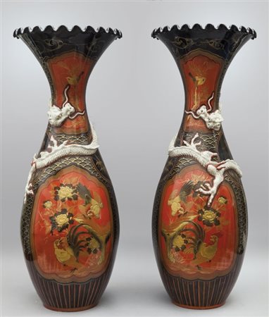 Coppia di vasi in porcellana rossa e nera decorata con con dragoni a rilievo,...