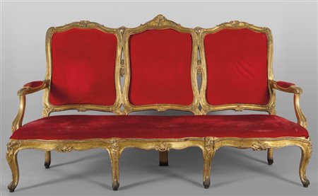 Divano Luigi XV a tre posti in legno finemente intagliato e dorato, I metà...