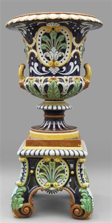 Coppia di grandi vasi in porcelana policroma con basi, Ginori sec.XIXdiam cm....