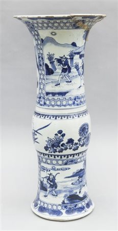 Vaso a tromba in porcellana di Cina, sec. XIX (h. cm. 51 rotto nel collo),...