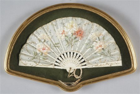 Ventaglio in seta e avorio decorato con fiori dentro teca,fine sec. XIXcm. 50x26