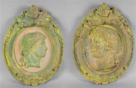 Coppia di placche in terracotta raffiguranti profili di imperatori