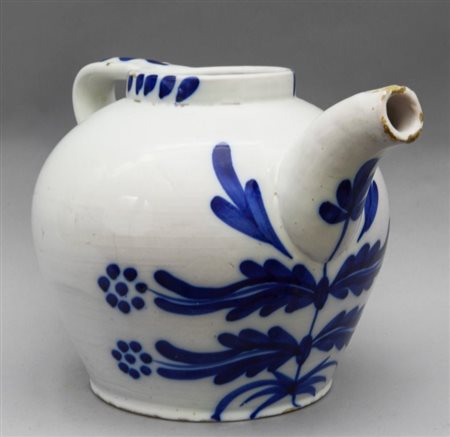 Antico versatoio d'acqua in ceramica bianca e blu, h.cm.23