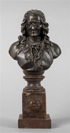 Bustino in bronzo raffigurante Voltaire, Francia sec. XIXh.tot.cm.22,5