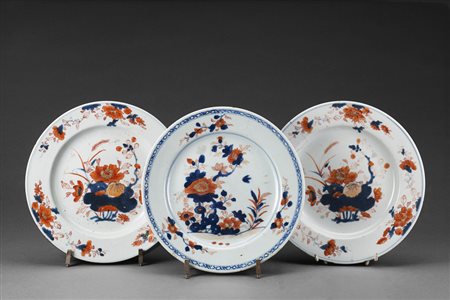 Tre piatti in porcellana Imari, decorati con motivi floreali in blu e rosso...