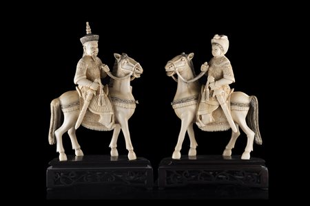 Coppia di sculture in avorio raffiguranti dignitari a cavallo, indossano...