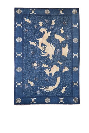 Tappeto rettangolare decorato in beige su fondo blu con drago dai cinque...