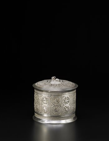 Scatola cilindrica con coperchio in argento stampato, sbalzato e cesellato di...