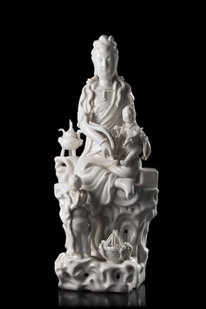 Gruppo in porcellana Blanc-de-Chine raffigurante Guanyin con fanciulli (lievi...