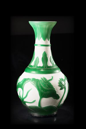 Vaso a bottiglia in vetro di Pechino decorato in verde su fondo bianco con...