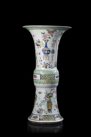 Vaso in porcellana Famiglia Rosa, di forma arcaica gu, decorato con oggetti...