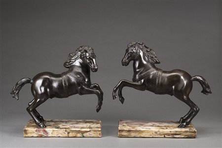 Arte del sec. XVIII "Cavalli rampanti" coppia di sculture in bronzo,...