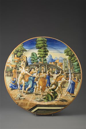 Grande piatto in maiolica istoriato a tutta superficie con la raffigurazione...