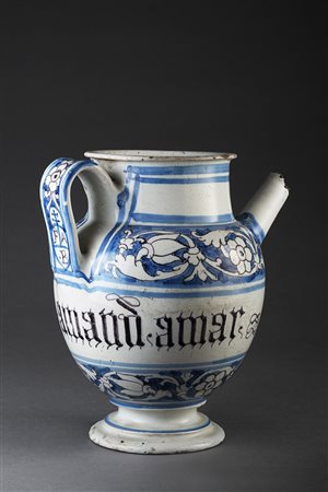 Vaso versatoio in maiolica con decorazione a ghirlanda floreale in bianco/blu...