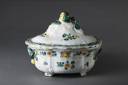 Piccola zuppiera sagomata in maiolica con coperchio cuspidato e presa a...